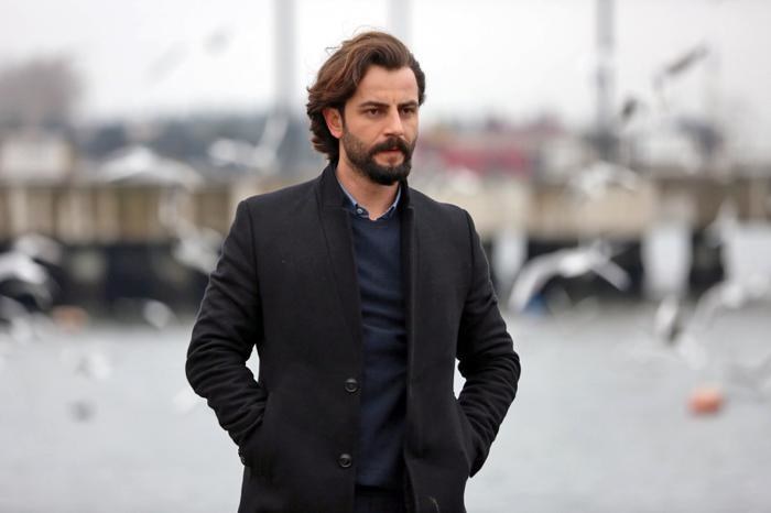 Gökberk Demirci w serialu "Przysięga" wcielał się w rolę Emira. Jest partnerem Özge Yağız również w prawdziwym życiu /materiały prasowe
