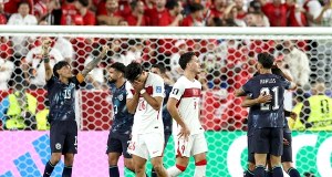 Gol w drugiej minucie meczu, czerwona kartka za zakrycie ust. Turcja żegna się z mundialem