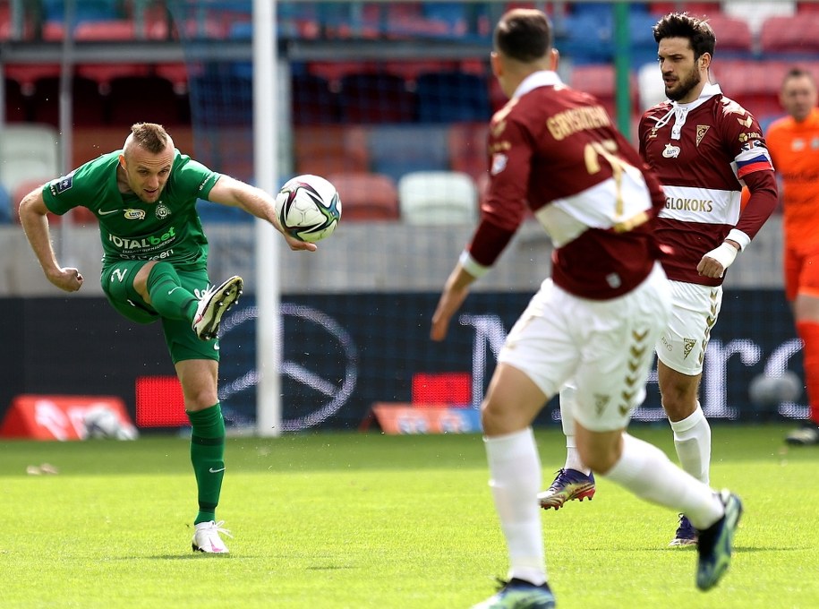 Gola na 1:0 dla Warty zdobył Jan Grzesik /Andrzej Grygiel /PAP