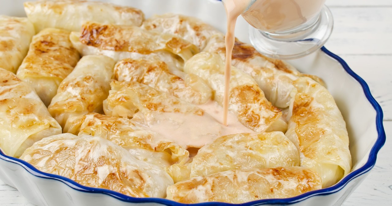 Gołąbki zapiekane w śmietanowym sosie /grelena /123RF/PICSEL