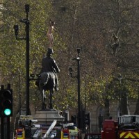 Golas na pomniku w Londynie 