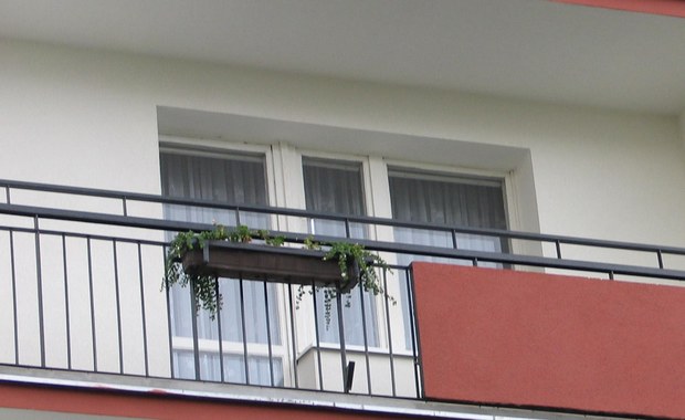 Goleniów: 2,5-letnia dziewczynka wypadła z balkonu na drugim piętrze