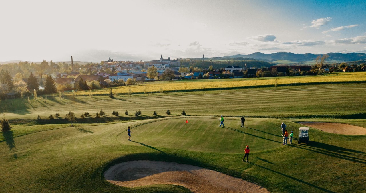 Golf jest sportem dla każdego, nie tylko dla elit - zapewniają właściciele pola golfowego w Broumovie /Styl.pl