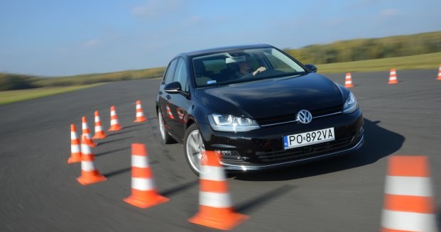 Golf przekonuje do siebie świetnym prowadzeniem. Udowadnia to w slalomie, osiągając prędkość 66,1 km/h. Ford Focus 2.0 TDCi uzyskał wynik 63,5 km/h. /Motor