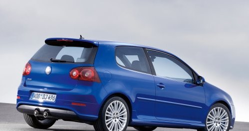 Golf R32: w stosunku do poprzednika był tylko o 10 KM mocniejszy. Pod maską nadal silnik 3.2 VR6 bez doładowania. Lata produkcji: 2007-2009. /Volkswagen