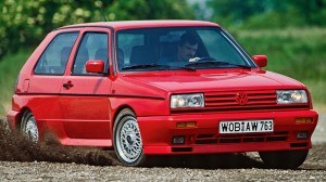 Golf Rallye z 1988 roku - sportowa odmiana z napędem na obie osie Syncro (sprzęgło wiskotyczne) i wspomaganym kompresorowo silnikiem 1.8 (160 KM). /Volkswagen