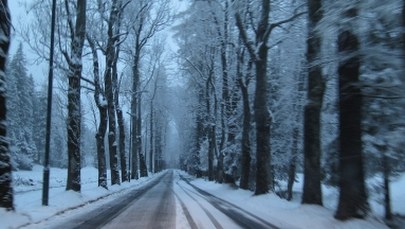 Gołoledź i śnieg. Trudne warunki do jazdy na zachodzie Polski
