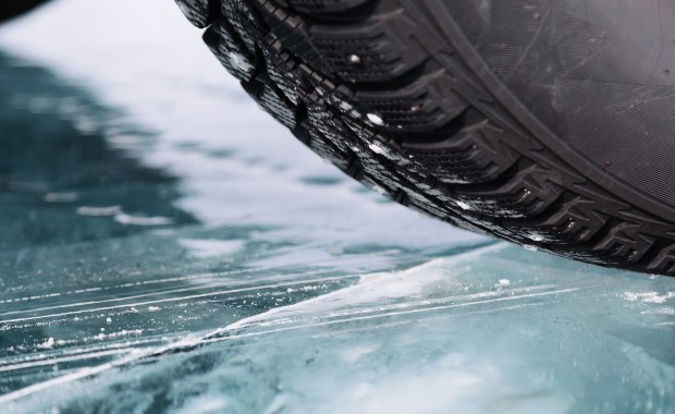 Gołoledź na drogach regionu warmińsko-mazurskiego. Są alerty!