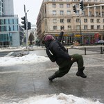 Gołoledź potrafi być niezwykle niebezpieczna. Jak sobie z nią radzić?