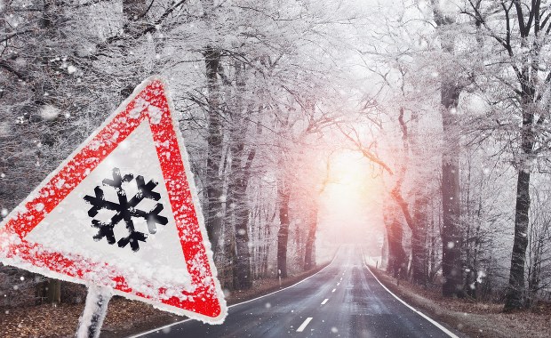 Gołoledź, śnieg z deszczem i mgła. Ostrzeżenia dla kierowców