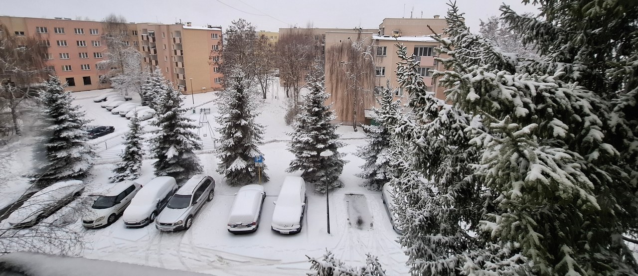 Gołoledź, śnieżyce, trudne warunki na drogach. Alert RCB