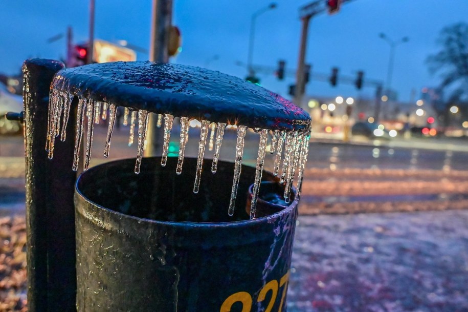 Gołoledź w Szczecinie / 	Marcin Bielecki    /PAP