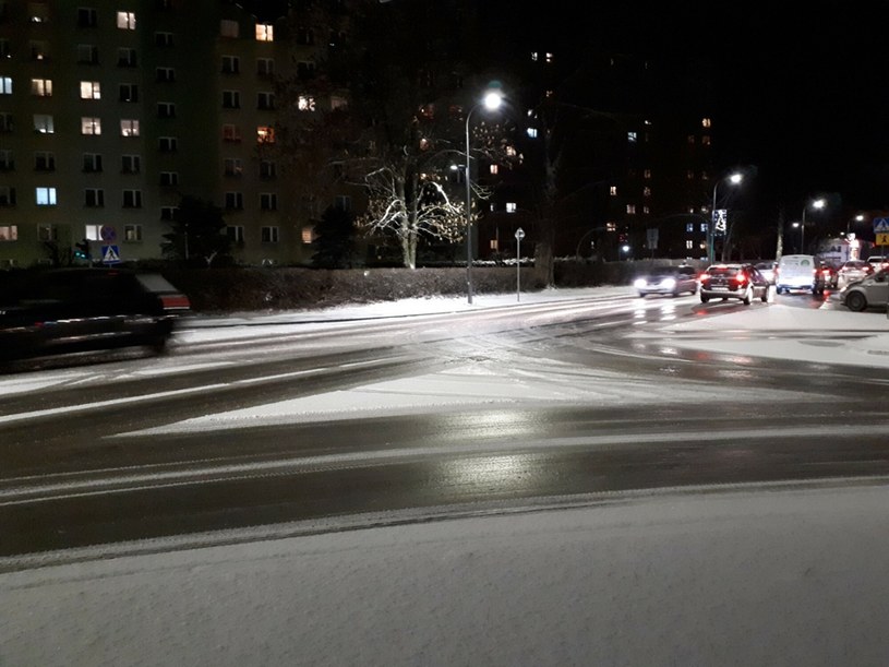 Gołoledź znana jest też jako czarny lód. Jeśli widzisz błyszczący asfalt - uważaj! /Marek Dybas /East News