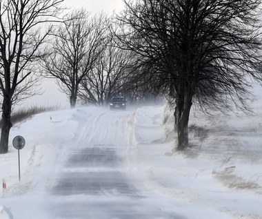 Gołoledzie na drogach i wezbrane rzeki. IMGW ostrzega