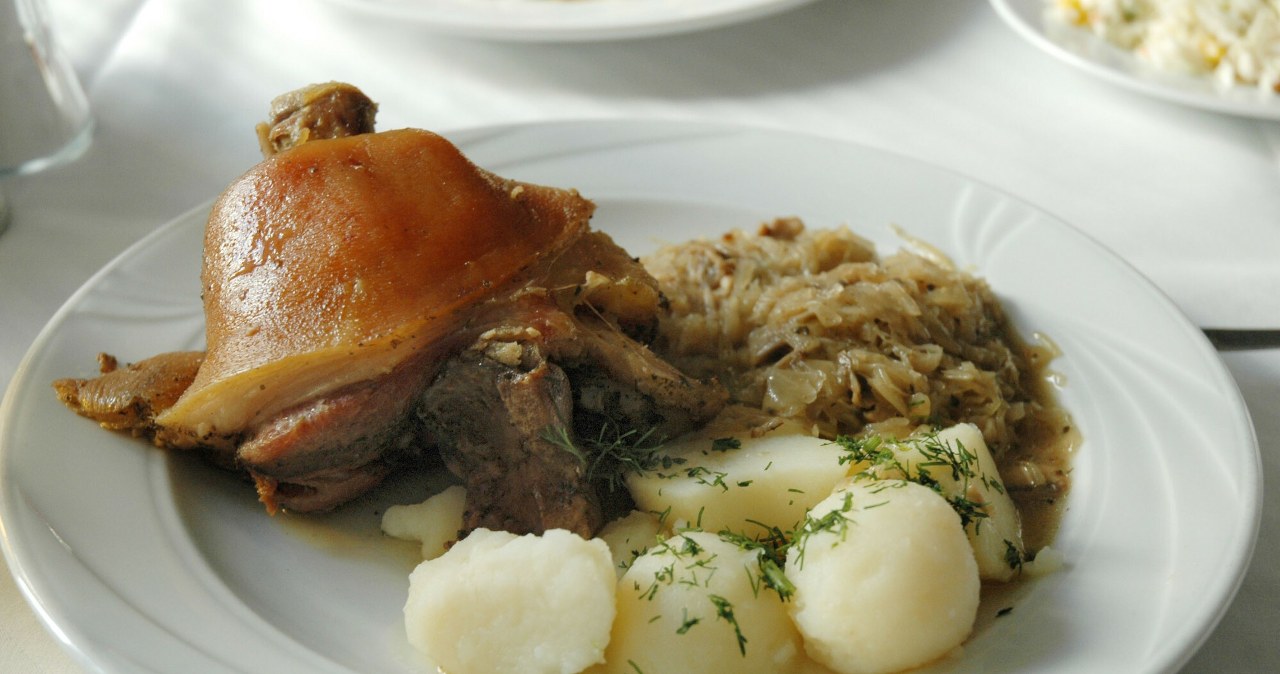 Golonka to klasyczne, sycące danie, które można przygotować w różnych wariantach. Z kapustą i ziemniaczkami smakuje wyśmienicie /Wojtek Laski/East News /East News