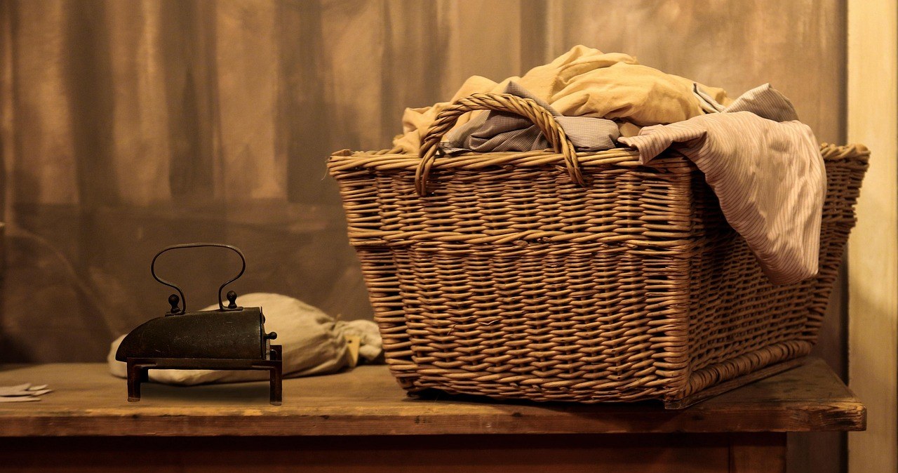 Головна приманка для постільних клопів - кошик з брудною білизною. Не тримайте його у спальні! /pixabay.com