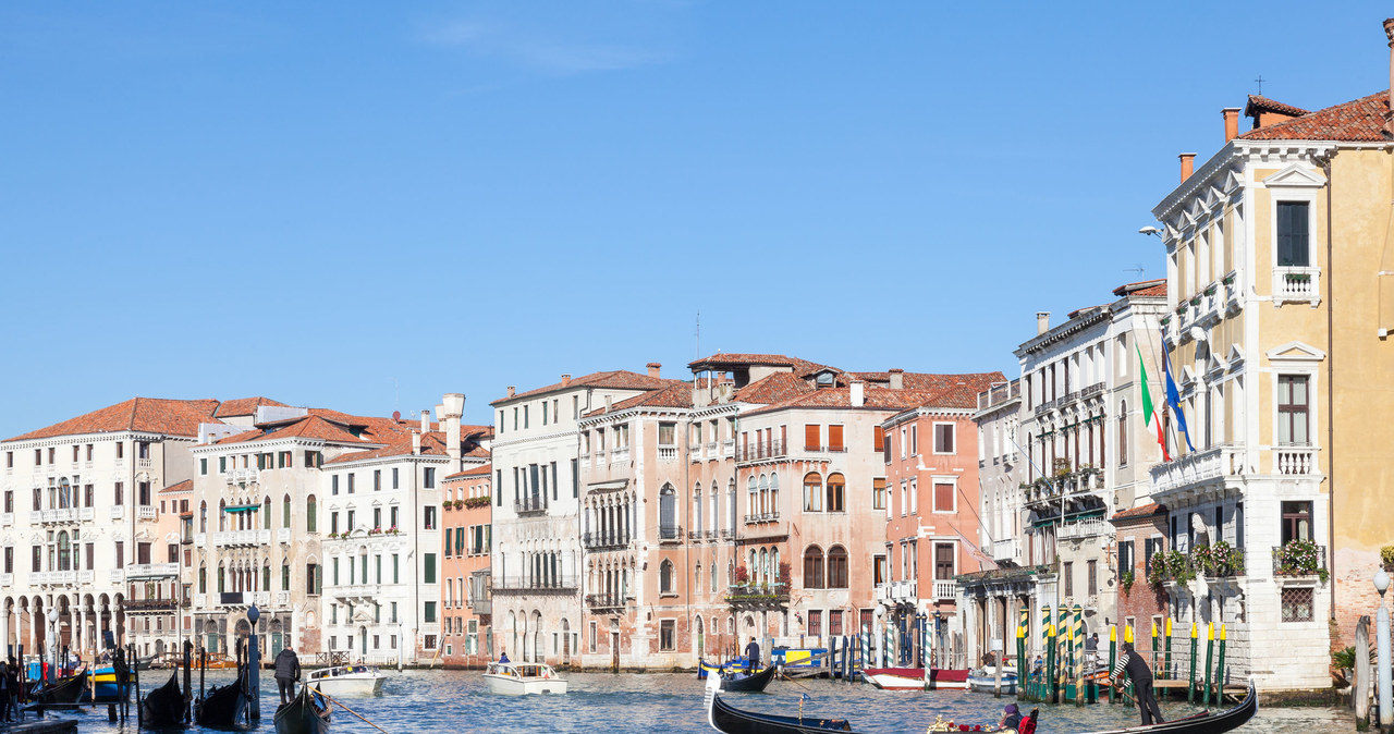 Gondola z turystami w Wenecji. /123RF/PICSEL