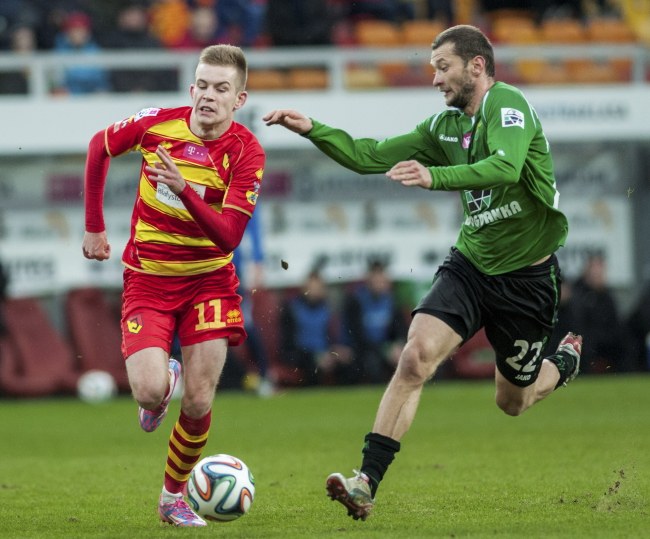 Goniącego z piłką Karola Mackiewicza (L) z miejscowejJagiellonii atakuje Łukasz Mierzejewski (P) z Górnika Łęczna /PAP/Michał Zieliński /PAP