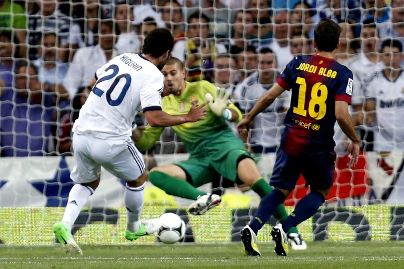 Gonzalo Higuain strzela pierwszego gola dla Realu /PAP/EPA