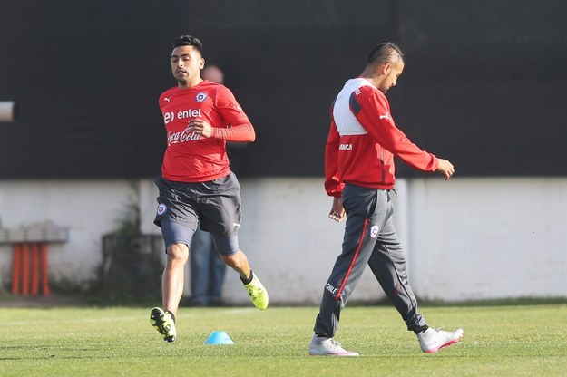 Gonzalo Jara i Arturo Vidal podczas treningu reprezentacji Chile w Santiago /ELVIS GONZALEZ /PAP/EPA