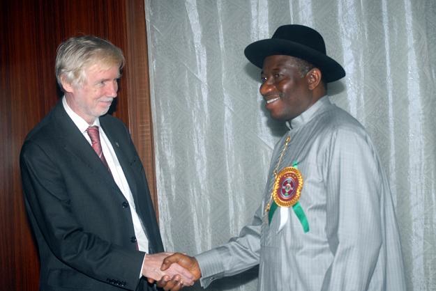 Goodluck Jonathan (P), prezydent Nigerii i Erekki Tumoioja, minister spraw zagranicznych Finlandii /AFP