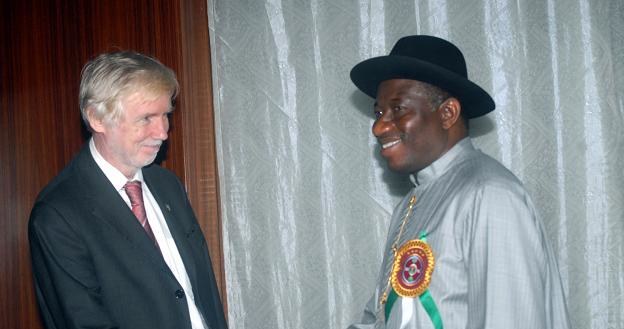 Goodluck Jonathan (P), prezydent Nigerii i Erekki Tumoioja, minister spraw zagranicznych Finlandii /AFP