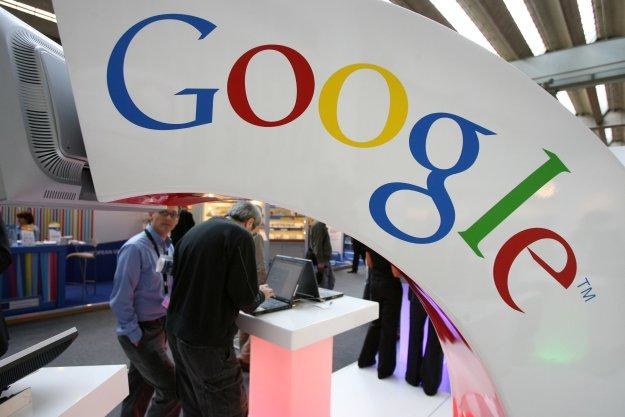 Google buduje swoją popularność dzięki... Facebookowi /AFP
