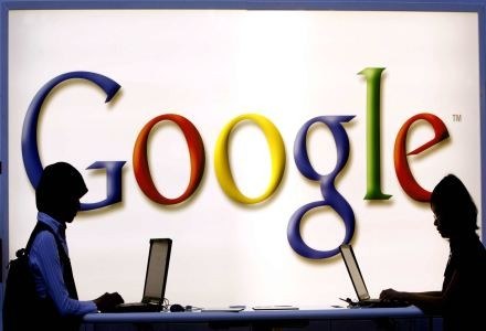 Google całkiem nieźle zarabia na naszych błędach /AFP