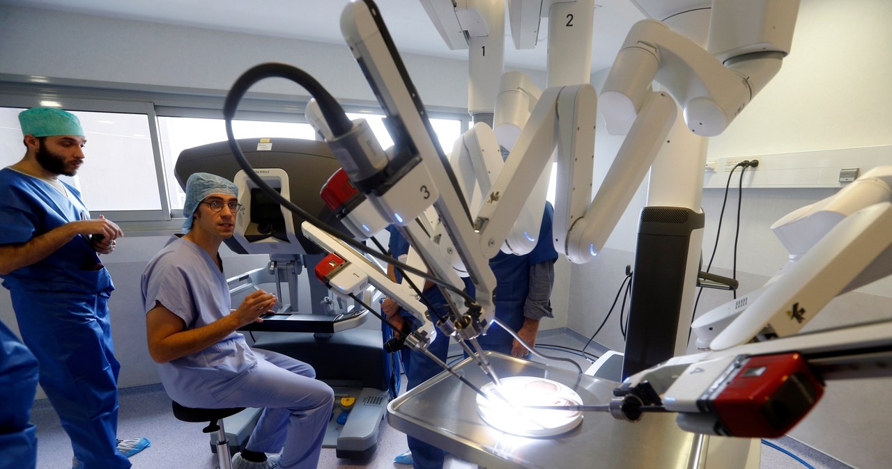 Google chce stworzyć konkurencję dla robota chirurgicznego da Vinci widocznego na zdjęciu /AFP
