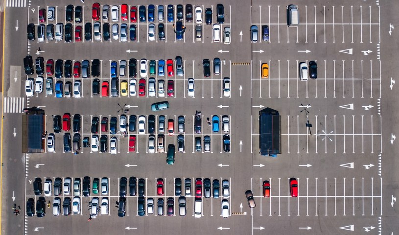 Google Maps ułatwi znalezienie samochodu na parkingu. /123RF/PICSEL