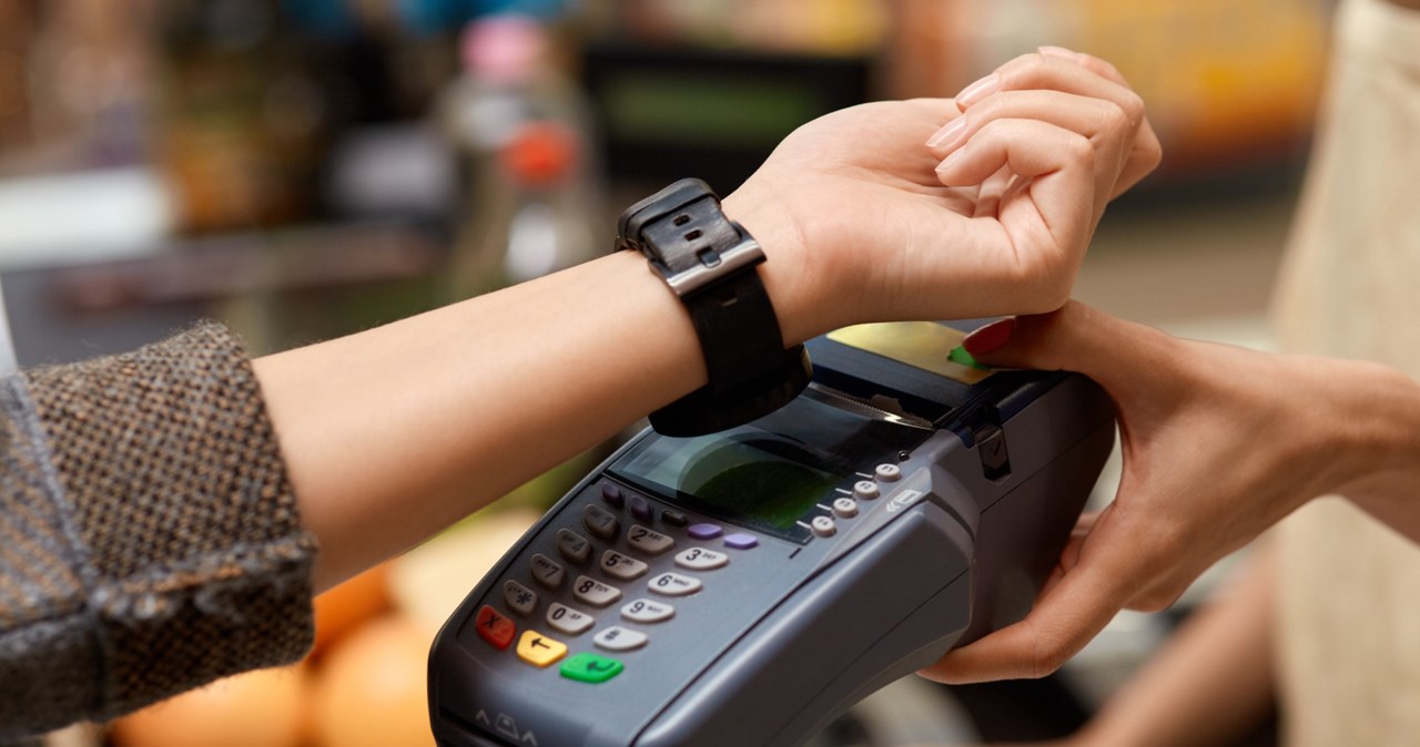 Google Pay na smartwatcha z Android WearOS umożliwia płatności zbliżeniowe urządzeniem /123RF/PICSEL /123RF/PICSEL