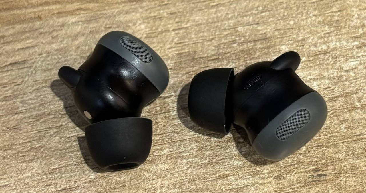 Google Pixel Buds Pro 2 to bardzo małe słuchawki bezprzewodowe. /Dawid Długosz /INTERIA.PL