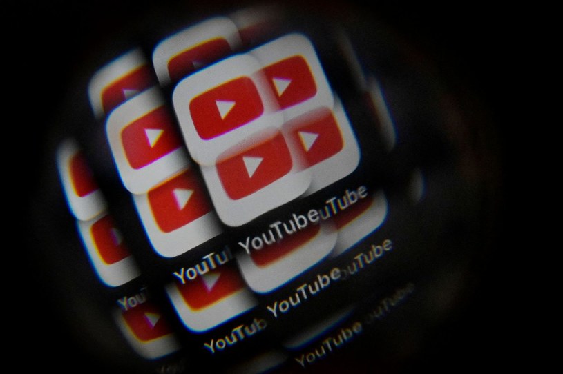 Google z zakazem reklamowania się Rosji, bo według władz YouTube "sieje dezinformację" /AFP
