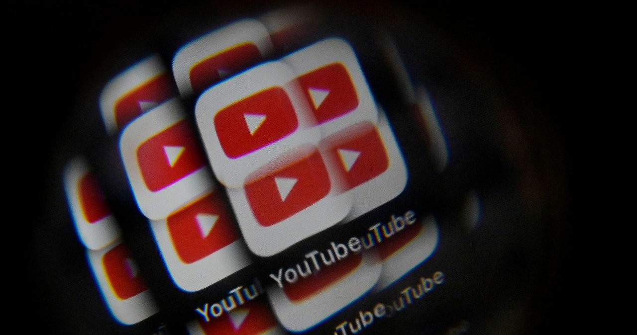 Google z zakazem reklamowania się Rosji, bo według władz YouTube "sieje dezinformację" /AFP