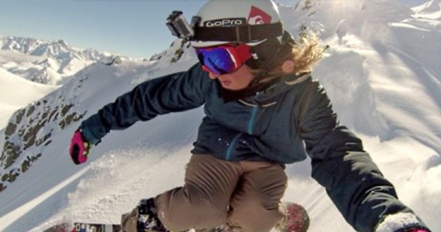 GoPro Hero umieszczone na kasku podczas zjazdu na snowboardzie /materiały prasowe