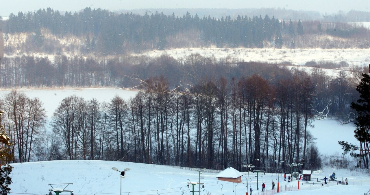 Góra Czterech Wiatrów na Mazurach to jedno z kilku miejsc w regionie, gdzie można szusować po stokach. /MIROSLAW PIESLAK /East News