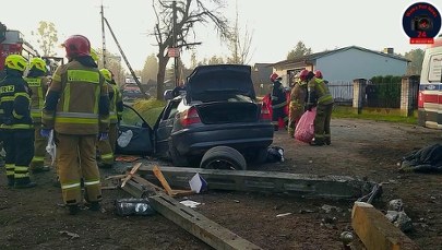 Góra Kalwaria: Pędzące bmw uderzyło w słup, pasażer zmarł