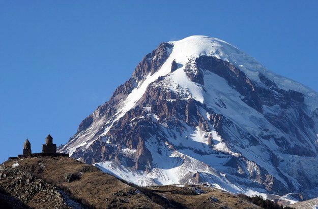 Góra Kazbek to jeden z najwyższych szczytów Kaukazu na granicy Gruzji z Rosją o wysokości ponad pięciu tysięcy metrów /ZURAB KURTSIKIDZE /PAP/EPA