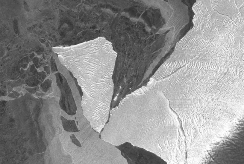 Góra lodowa otarła się o lodowiec szelfowy. /Copernicus