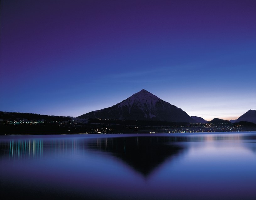 Góra Niesen przypomina piramidę /Switzerland Tourism