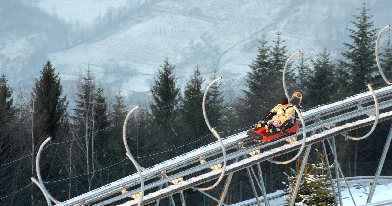 Góra Żar jest popularna wśród turystów. Z uwagi na tor saneczkowy miejsce to cieszy się dużym zainteresowaniem zimą. /Tadeusz Koniarz/REPORTER /East News