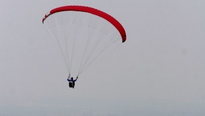Góra Żar: Strażacy ściągali paralotniarza, który zawisł na drzewie