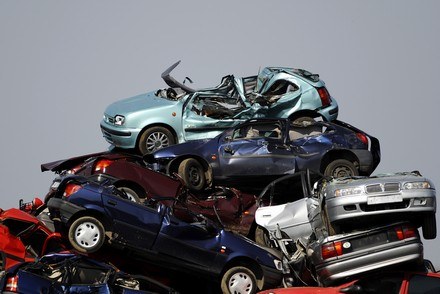 Góra zezłomowanych aut rośnie... /AFP