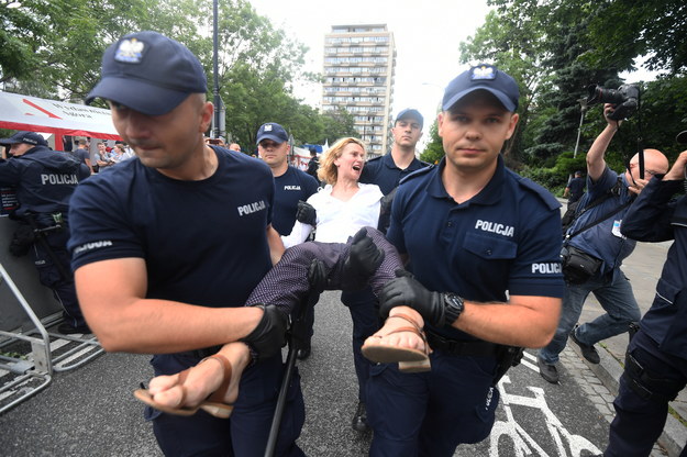 Gorąca atmosfera przed Sejmem. Policja wynosi protestujących. /Bartłomiej Zborowski /PAP