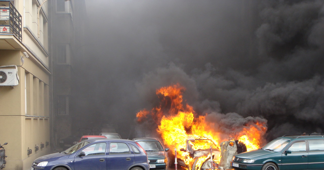 Gorąca Linia RMF FM: Podpalił śmietnik, spłonęły samochody 