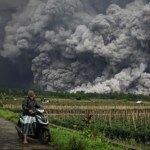 Gorące gazy pomknęły zboczem. Silna erupcja wulkanu w Indonezji [NAGRANIA]