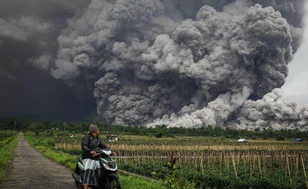 Gorące gazy pomknęły zboczem. Silna erupcja wulkanu w Indonezji [NAGRANIA]