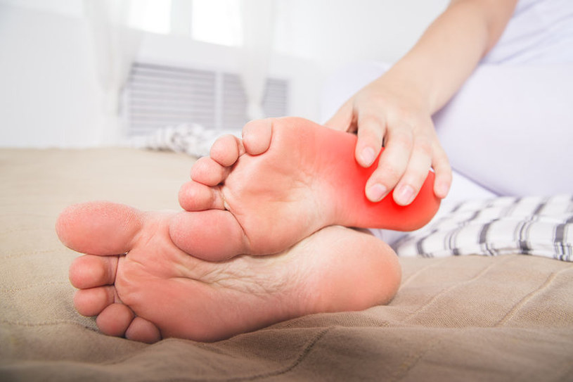 Gorące i piekące stopy mogą być objawem wielu chorób /123RF/PICSEL