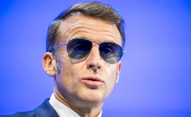 "Gorące krzesło". Koło kogo Macron nie chce usiąść?