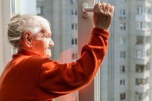 Gorące powietrze w mieszkaniu zaostrza objawy choroby. Ratuj się tymi sposobami